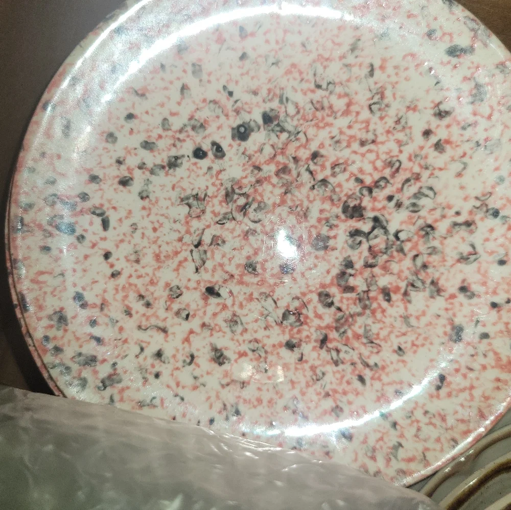 I have  8 of pink plates of pink an marbled an 6 I believe  of the gold splatter